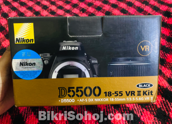 Nikon D5500 with 18-55mm kit lens with box
